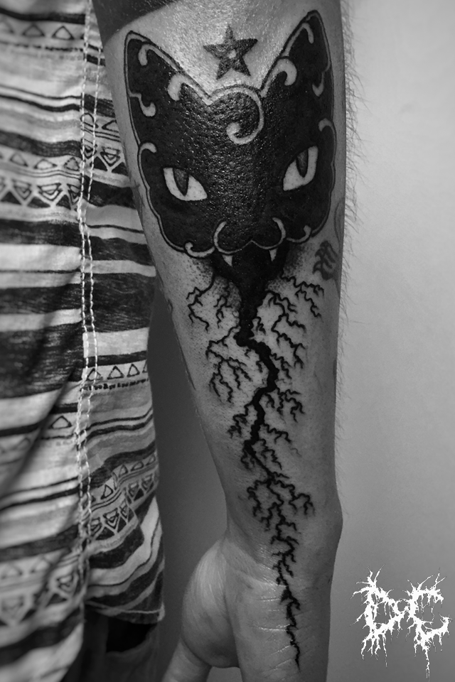 Dobry Chłopiec Tattoo Lublin - tatuaż projekt przedramię czarny kot dotwork