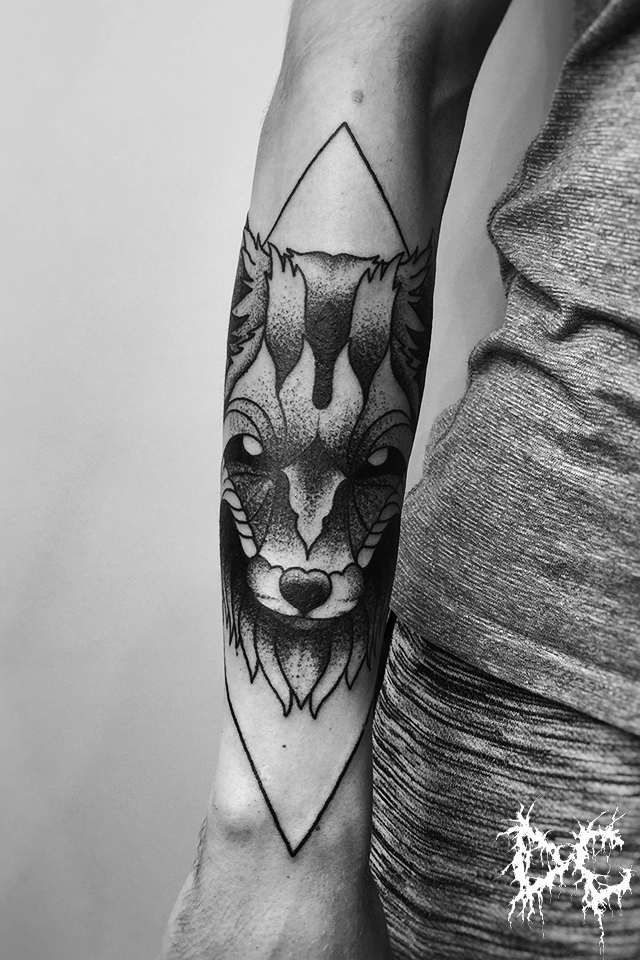 Dobry Chłopiec Tattoo - tatuaż lis wilk dotwork ręka