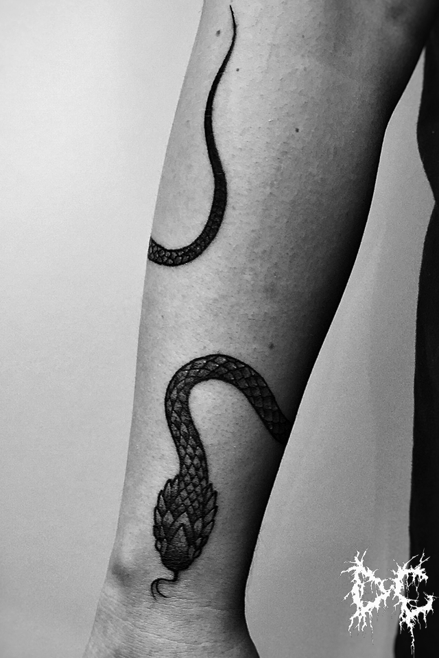 Dobry Chłopiec Tattoo Lublin - tatuaż wąż dotwork