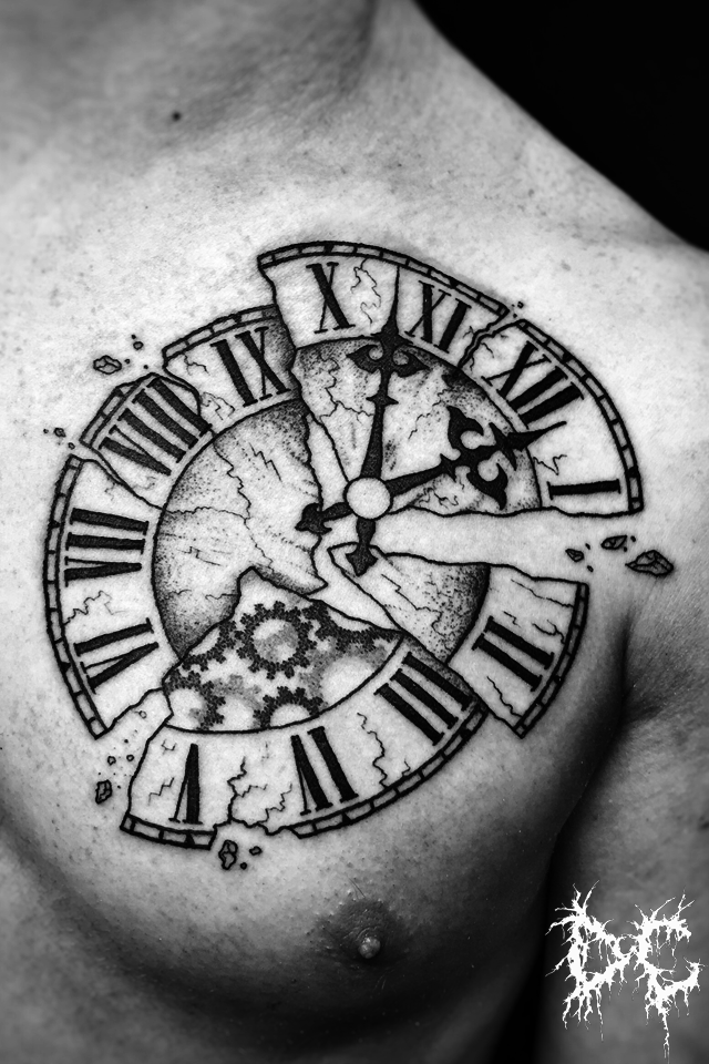 Dobry Chłopiec Tattoo Lublin - tatuaż czas tarcza zegar rozbity dotwork